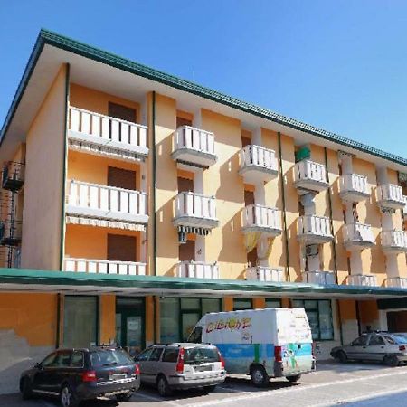 Storione - Appartamenti Бибионе Экстерьер фото